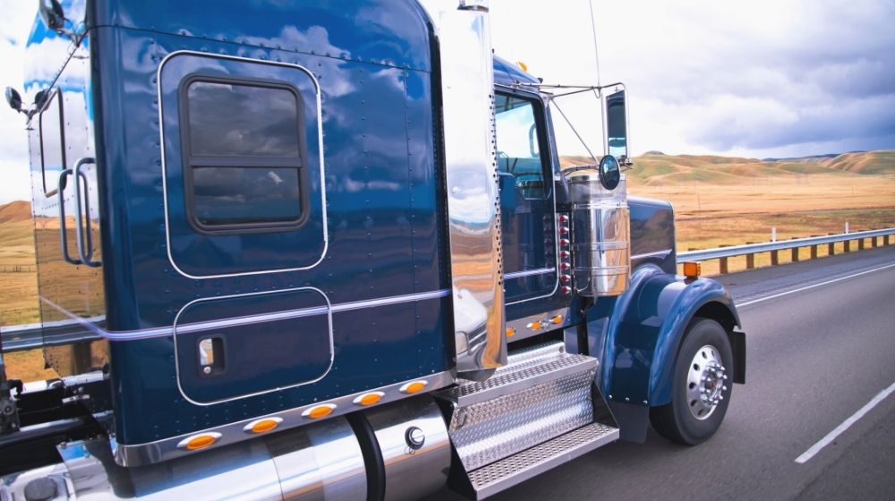 Dark blue shiny classic american big rig semi truck | american towman showplace las vegas 2021 | featured