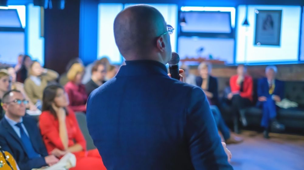 Male presenter speaks audiences seminar | incompas show 2020 (virtual event) | featured