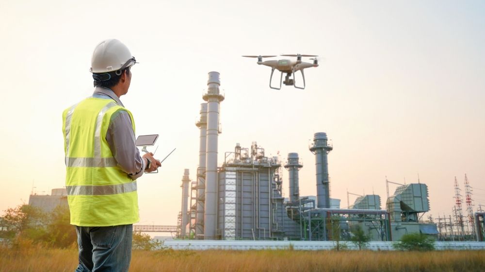 Drone inspection operator inspecting construction building | commercial uav expo americas 2020 | featured