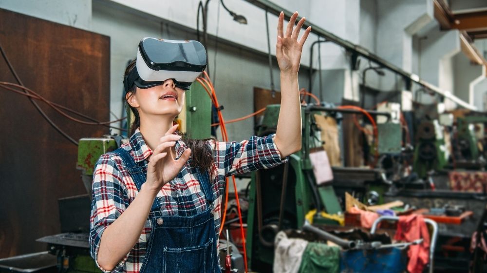 Industrial factory woman with vr technology | cisco live las vegas 2021 | featured